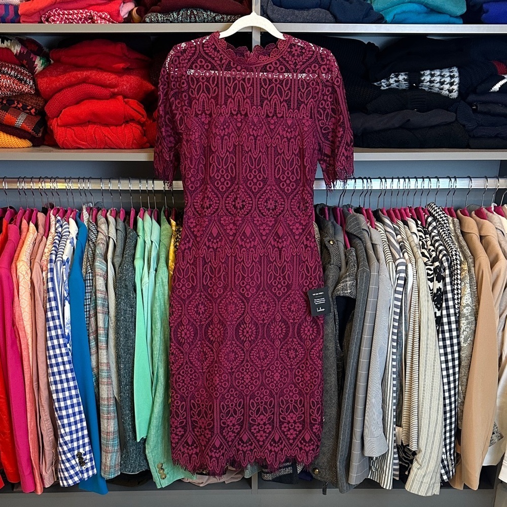 Lulus magenta short sleeve lined back zipper closure lace midi dress size M NWT